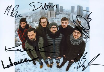 happysad (Jakub „Quka” Kawalec, Łukasz „Pan Latawiec” Cegliński, Artur „Artour” Telka, Jarosław „Dubin” Dubiński, Maciej "Ramzej" Ramisz, Michał "Misiek" Bąk)
