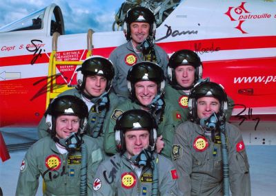 Patrouille Suisse
Daniel Hösli 'Dani' #0, Marc Zimmerli 'Zimi' #6, Daniel Siegenthaler 'Sigi' #1, Michael Meister 'Maestro' #5, Reto Amstutz 'Todi' #2, Gaël Lachat 'Gali' #4, Simon Billeter 'Billy' #3
