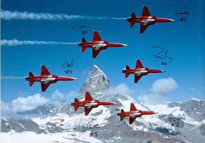 Patrouille Suisse
Rodolfo Freiburghaus 'Roody' #2, Reto Amstutz 'Tödi' #6, Simon Billeter 'Billy' #1, Gaël Lachat 'Gali' #4, Michael Meister 'Maestro' #5, Gunnar Jansen 'Gandalf' #3

